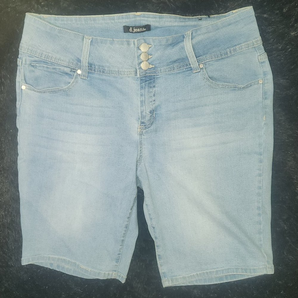 d. jeans Ladie's stylish stretch shorts in size 16/ 36" waist